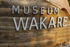 The Architecture Department of Pelita Harapan University, Jatiwangi Art Factory, the Land Agency and residents work hand in hand to build the wall of Wakare Museum using rammed earth materials. JP/Arya Dipa.