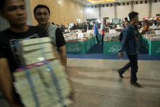 Stockpiling affordable books. JP/Tarko Sudiarno