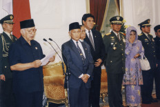 President Soeharto reads a statement of resignation at Merdeka Palace, while Vice President B.J. Habibie (second left) listens carefully. Soeharto officially transferred his post to Habibie on Thursday May 21. 1998, before Chief Justice Sarwata, journalists and several cabinet ministers, including his eldest daughter Siti Hardijanti Rukmana (right), who is the minister of social services, Minister of Security and Defense/Armed Forces Commander Gen. Wiranto (second right), Minister of Justice Muladi (third right) and Minister/State Secretary Saadilah Mursjid (fourth right). JP/Alex Rumi 