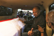 The eldest son of Indonesia's third president BJ Habibie, Ilham Akbar Habibie, coordinates with his brother Thareq Kemal Habibie while accompanying their father's coffin as it is taken from Gatot Subroto Army Hospital (RSPAD) in Jakarta on Wednesday, September 11, 2019. JP/Dhoni Setiawan
