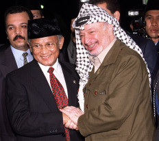 (FILES) This file photo dated 08 April 1999 shows then Indonesian President B.J. Habibie (L) greeting Palestinian leader Yasser Arafat at Jakarta's Halim Perdanakusumah military air base where the two leaders held some 30 minutes of closed talks during Arafat's brief stopover in Jakarta on his way to Vietnam and China. It was announced 11 November 2004 that Palestinian leader Yasser Arafat has died at a hospital in France at the age of 75 after a prolonged illness. AFP/FILES 