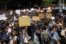 Hundreds of students in Bali carry banners during a protest to voice their concerns about various issues, ranging from racism and forest fires to the revision of the Corruption Eradication Commission (KPK) Law on Sept. 24. They also protested the Criminal Code revision bill. JP/ Zul Trio Anggono