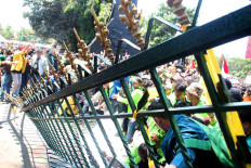 Thousands of university students in Semarang, Central Java, protest against the newly passed Corruption Eradication Commission (KPK) Law and the bill on the Criminal Code. They toppled the gate at the compound where the governor's office and the Central Java Legislative Council are located on Jl. Pahlawan, Semarang, on Sept. 24. JP/Suherdjoko