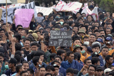 University students in Lampung protest in front of Lampung Legislative Council on Sept. 24. Thousands in Lampung took to the streets to reject the revision of the Corruption Eradication Commission Law and the Criminal Code. Antara/Ardiansyah