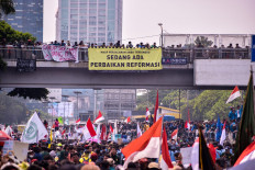 Students protest against the planned revision Criminal Code and the revision to Corruption Eradication Commission law in front of the House of Representatives building in Senayan, Jakarta on Sept. 24, marking the biggest student movement since 1998. JP/Anggie Angela