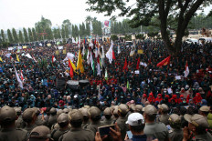 University students in Lampung protest in front of Lampung Legislative Council on Sept. 24. Thousands in Lampung took to the streets to reject the revision of the Corruption Eradication Commission Law and the Criminal Code. Antara/Ardiansyah
