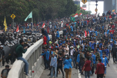 Students protest against the planned revision Criminal Code and the revision to Corruption Eradication Commission law in front of the House of Representatives building in Senayan, Jakarta on Sept. 24. JP/Dhoni Setiawan