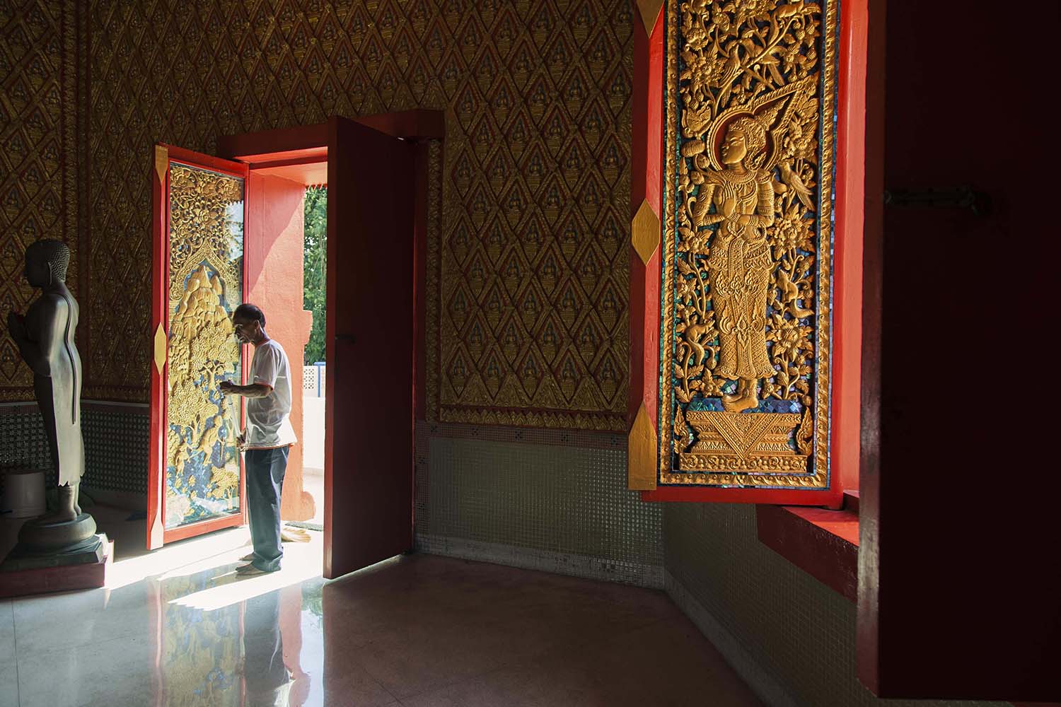 A man sweeps the floor at Wat Chayamangkalaram, a Thai-style Buddhist temple located in the Pulau Tikus area, Penang. JP/Irene Barlian