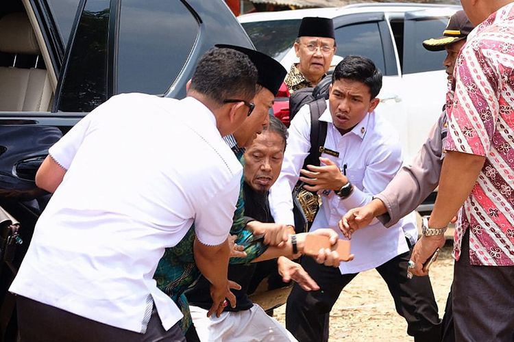 Chief security minister Wiranto attacked in Banten