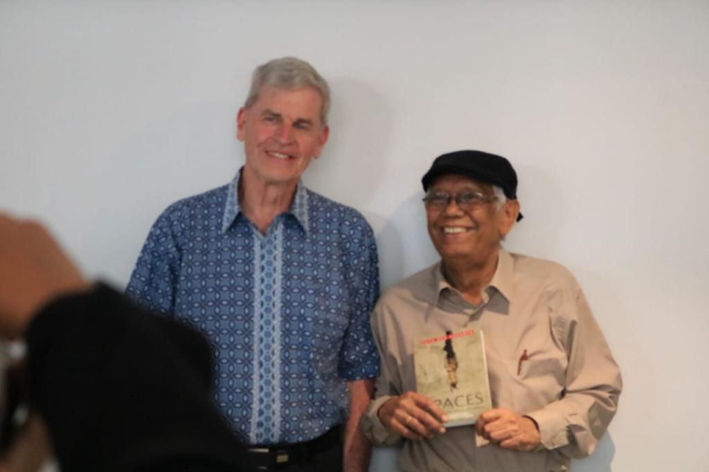 In English: Author and activist Putu Oka Sukanta is set to release his latest novel 'Celah' (Spaces: Reflections on a Journey) in Jakarta.