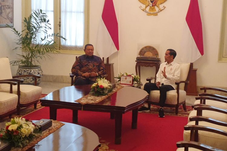 Democratic Party chairman and former president Susilo Bambang Yudhoyono meets with President Joko "Jokowi" Widodo.  