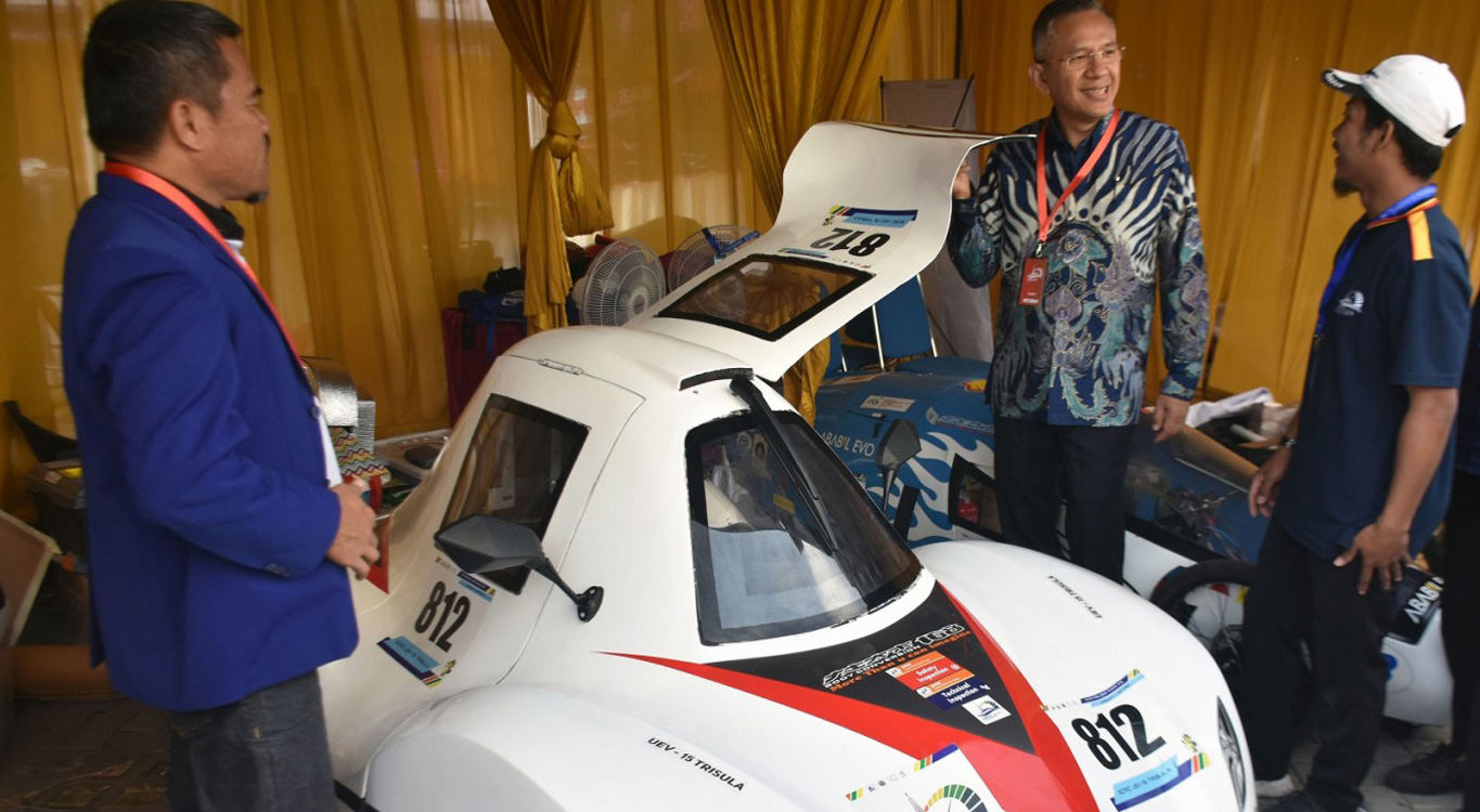 Indonesian students battle it out at eco-friendly car contest