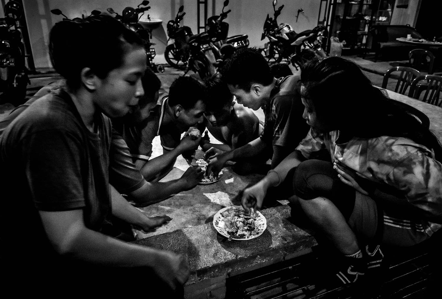 A spirit of togetherness is the motivation for young athletes to continue their training, such as when a food parcel arrives from neighbors. JP/Aman Rochman