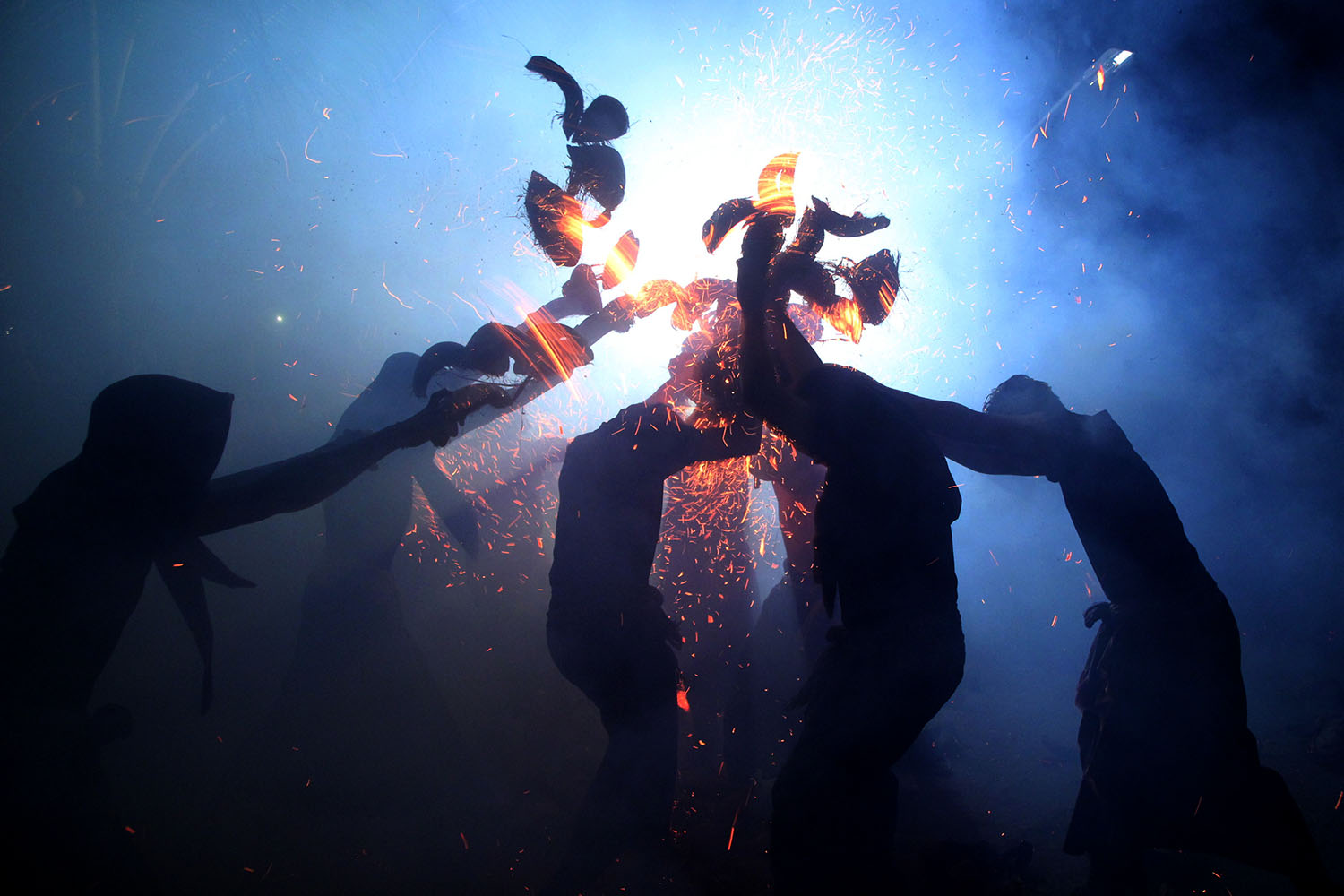 Young Balinese men seek purity, harmony during 'mesiat geni'