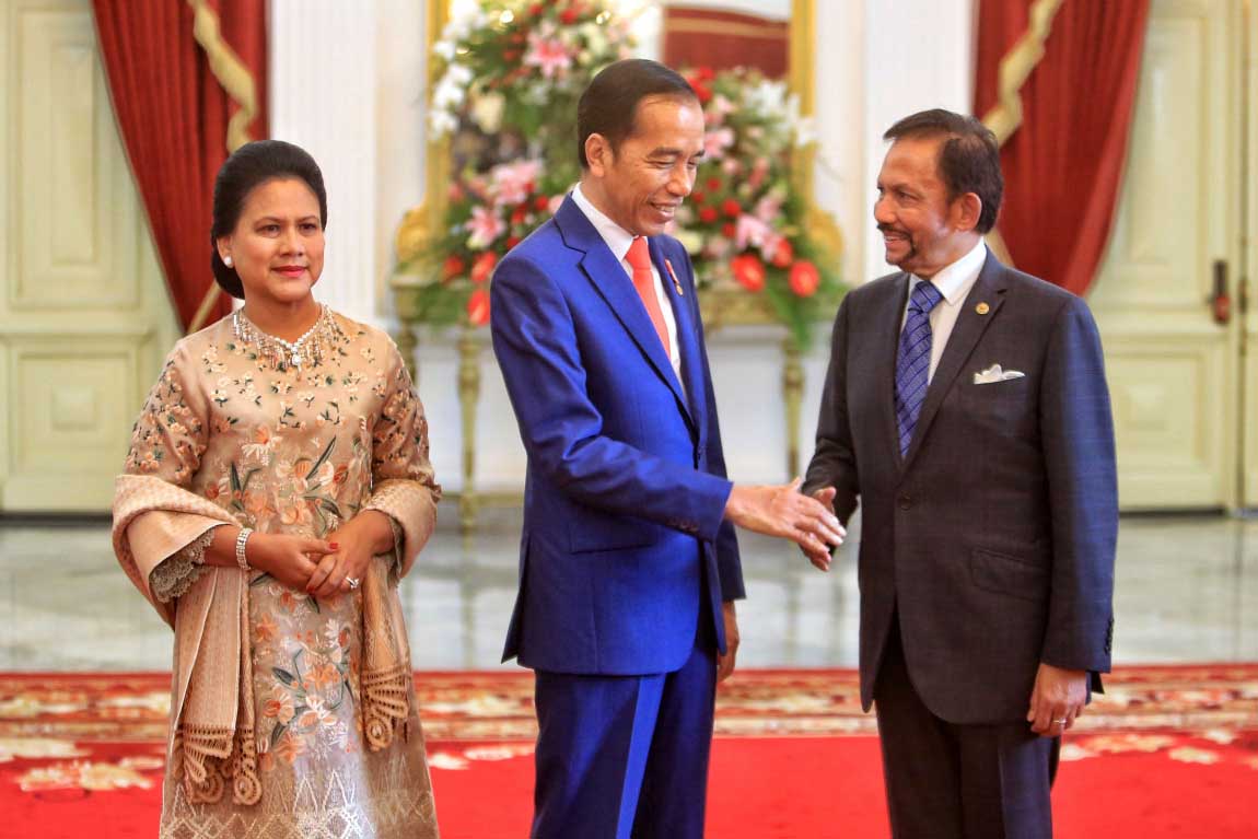 President Joko “Jokowi” Widodo, accompanied by First Lady Iriana, shakes hands with Brunei Darussalam Prime Minister Sultan Hassanal Bolkiah prior to his inauguration ceremony at Merdeka Palace in Jakarta on Sunday. JP/Seto Wardhana