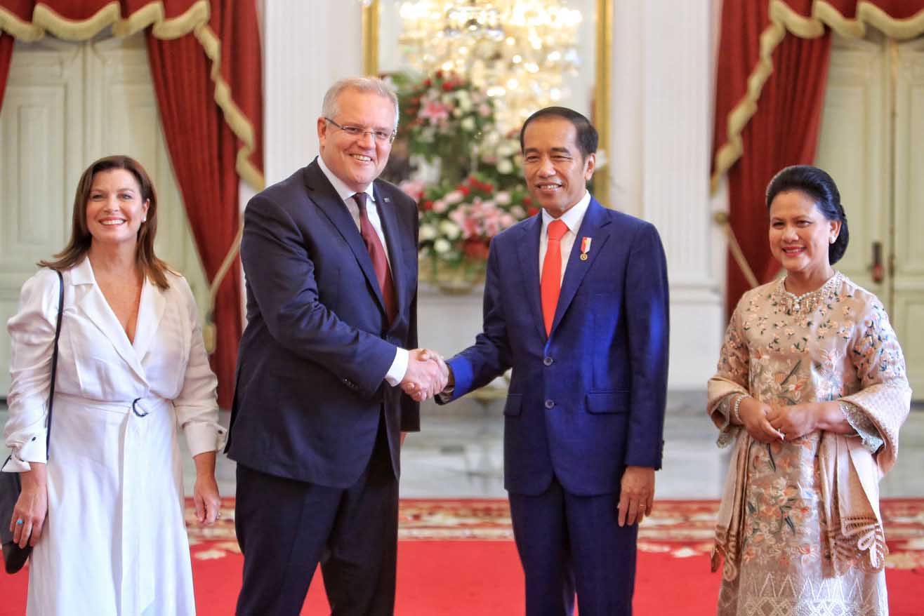 President Joko “Jokowi” Widodo shakes hands with Australian Prime Minister Scott Morrison as their wives Iriana and Jenny look on before an inauguration ceremony at Merdeka Palace in Jakarta on Sunday. JP/Seto Wardhana