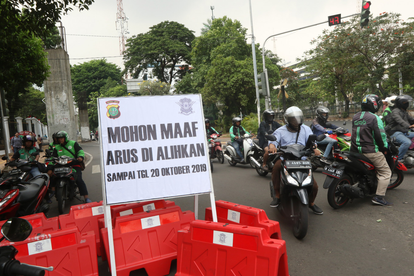 Vehicles turn back due to a road closure behind Senayan Parliament Complex in Jakarta on Friday. Led by the National Police and the TNI, security measures were put in place ahead of the inauguration of the President and Vice President on Sunday. JP/Dhoni Setiawan