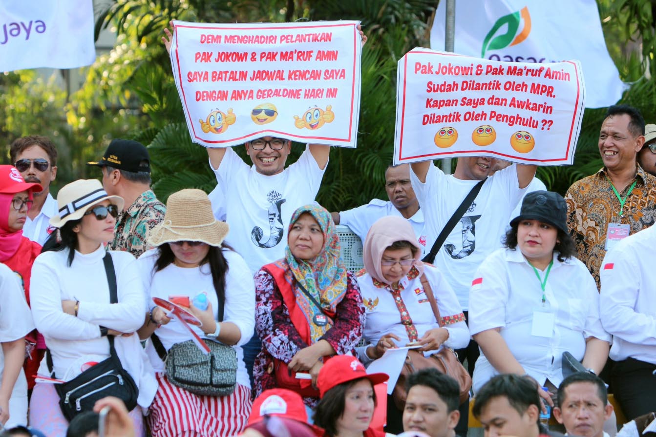 Supporters of President Joko “Jokowi” Widodo and Vice President Ma’ruf Amin gather in front of Merdeka Palace in Central Jakarta on Sunday, Oct. 20. They held up congratulatory messages to express their support for the pair that will lead the country until 2024. JP / Wendra Ajistyatama