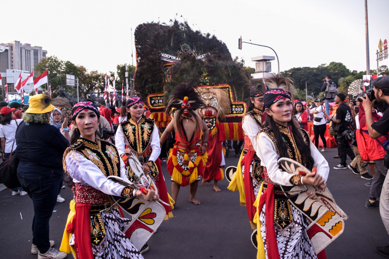 Supporters of President Joko “Jokowi” Widodo and Vice President Ma’ruf Amin perform traditional dances during a cultural parade in front of the Patung Kuda (Horse Statues) landmark on Jl. Medan Merdeka Barat on Sunday, Oct. 20. The parade was held in celebration of Jokowi and Ma’ruf’s inauguration on Sunday. JP / Anggie Angela