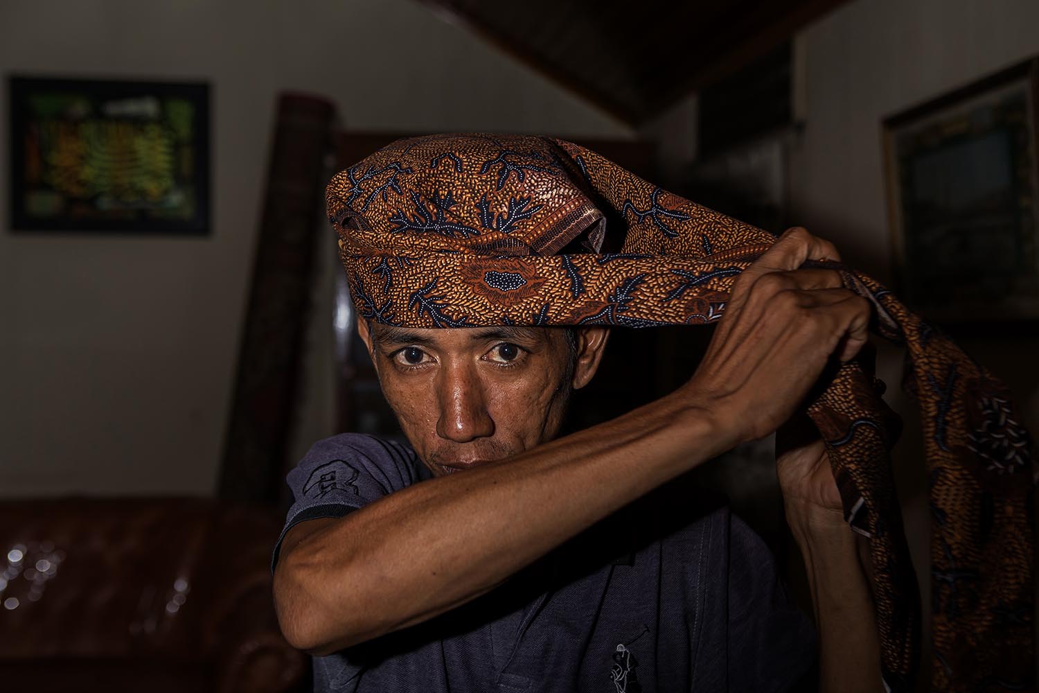 A student puts on a deta (headband). It is considered a must and a form of respect during practice in the evenings. JP/Ramadhani