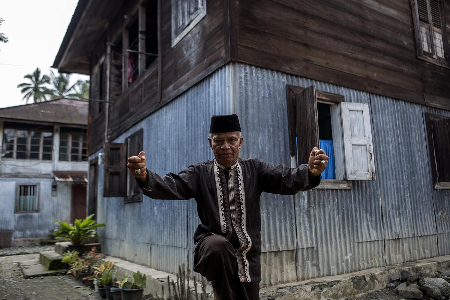 Imam shows the “Tagak Ba” move, taken from the “Ba” in the Arabic script. The move is included in the Silek Tuo discipline. JP/Ramadhani