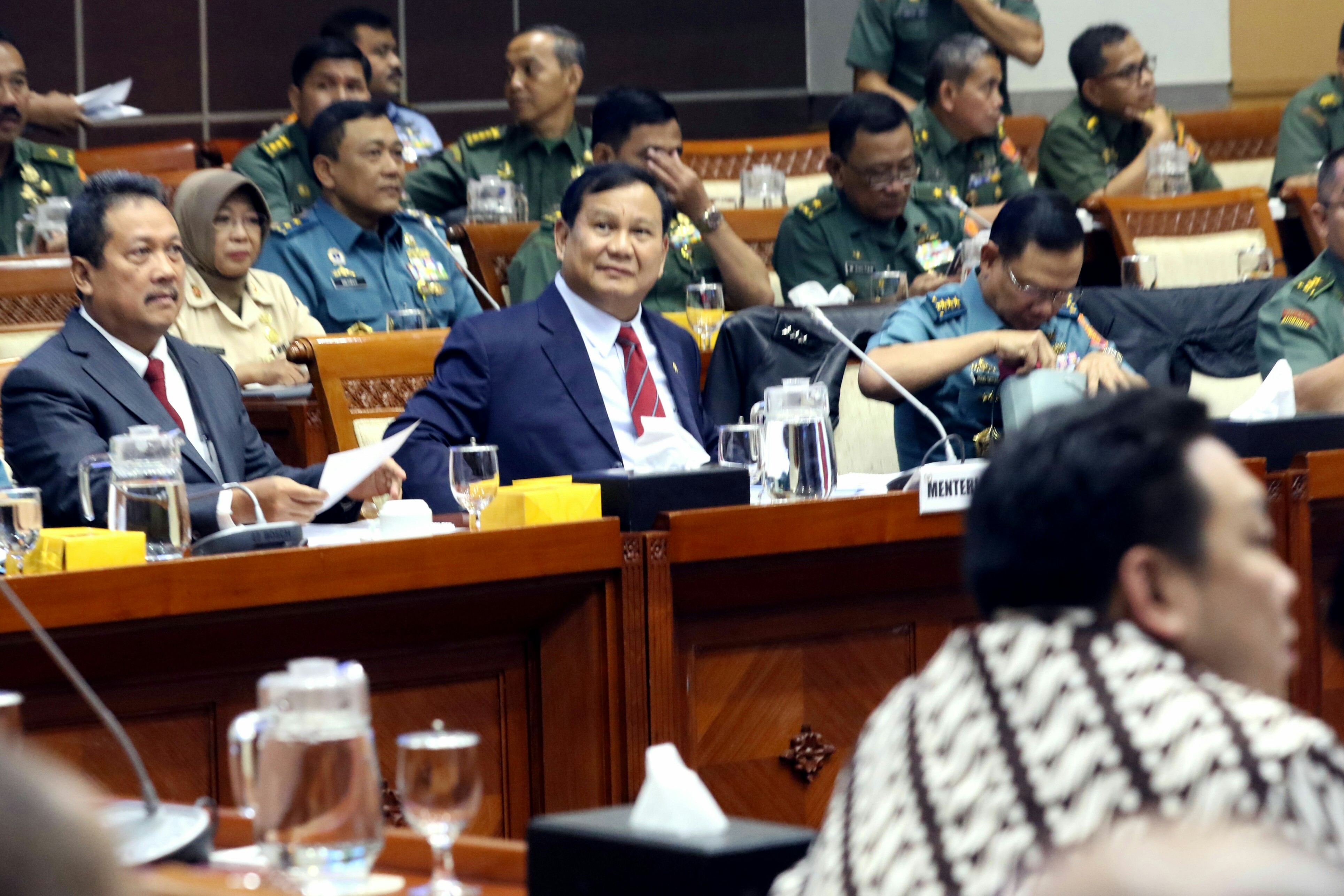 Defense Minister Prabowo Subianto (center) and deputy minister Wahyu Sakti Trenggono (left) take part in their first hearing with House of Representatives Commission I on Monday.
