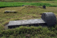 Resurfacing graves: Local graves are bathed in sunlight. The graves are submerged when the Gajah Mungkur reservoir fills up and reappear in the dry season. JP/Magnus Hendratmo
