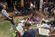 Hold still: Artist and playwright Butet Kartaredjasa models for Ngayogjazz visitors who paint him. JP/Tarko Sudiarno