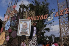 He is among us: A caricature of Djaduk Ferianto greets visitors to the 2019 Ngayogjazz Jazz Music Festival in Yogyakarta on Saturday. JP/Tarko Sudiarno