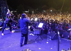 Mix everything up: Campursari  (mixture between traditional Javanese hymns and dangdut) singer Didi Kempot (right) and sinden (traditional solo gamelan vocalist) Soimah Pancawati get jazzy during their performance. JP/Tarko Sudiarno