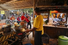 Fill your tummy: A man cooks the well-known traditional dish mie Jawa (Javanese noodles) during Ngayogjazz 2019. JP/Tarko Sudiarno