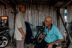 One of Suhardi's customers after getting a haircut. JP/Anggertimur Lanang Tinarbuko