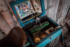 The blue wooden box where Suhardi stores his hair-cutting tools. JP/Anggertimur Lanang Tinarbuko