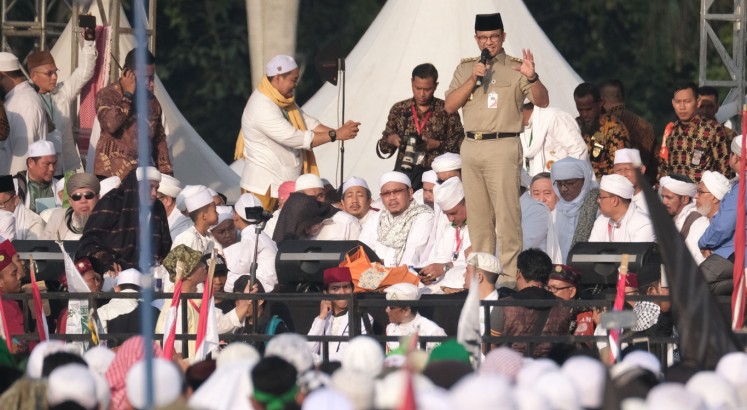 212 rallygoers back away from Prabowo, turn to Anies