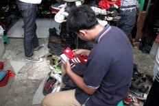 Close observation: A visitor examines the quality of products at Poncol Market, Central Jakarta. JP/Narabeto Korohama