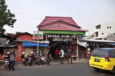 Welcome, visitors: The gate to Poncol Market, Central Jakarta. The flea market is located next to Pasar Senen Station. JP/Narabeto Korohama