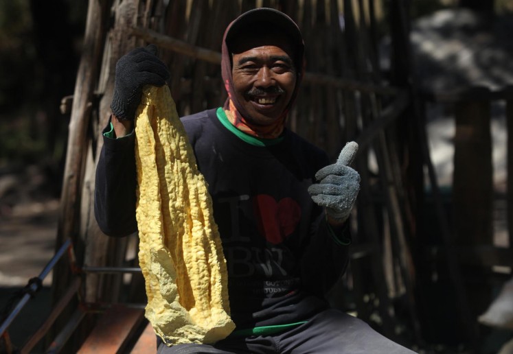 Ijen sulfur miners at work