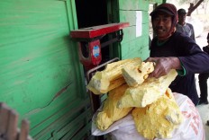 A miner weighs chunks of sulfur. JP/Boy T Harjanto