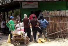 Miners line up to weigh their haul at 10 a.m. JP/Boy T Harjanto