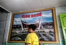 Wall décor portraying the Great Mosque of West Sumatra is seen at a Padang restaurant on Jl. Kaswari in Medan, North Sumatra. JP/Andri Ginting