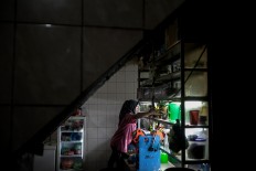 A restaurant staff member prepares to serve drinks at a Padang restaurant in Medan, North Sumatra. JP/Andri Ginting