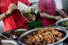 Nasi Padang is available for takeaway, too, wrapped in paper layered with banana leaves. JP/Andri Ginting