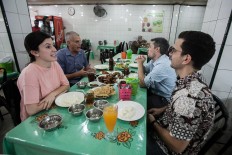 American guests have a meal at a Padang restaurant in Medan, North Sumatra. JP/Andri Ginting