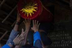 Family members put a corpse back in its alang. JP/Yusuf Wahil