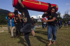 Family members carry corpses dressed in new clothes to the alang. JP/Yusuf Wahil