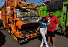 Making friends: Erlianda Alfajri (left) from the CCTV truck lovers’ community in Blitar, East Java, poses with truck owner Ajie Ipoel from Bekasi, West Java. JP/Aman Rochman