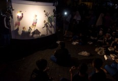 Solidarity and mutual support were the themes of the story presented by the plastic puppet show. JP/ Aman Rochman