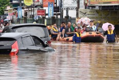 A search and rescue team uses a rubber boat to rescue flood victims at the Jati Bening Permai housing complex in Bekasi on Jan. 1. Antara/Saptono