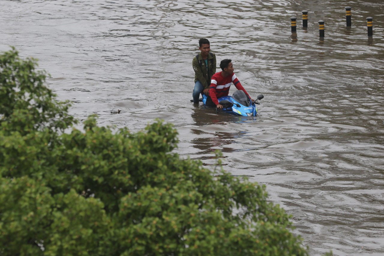 A motorcyclist rides through a flood on Jl. S. Parman in West Jakarta on Jan. 1. JP/Dhoni Setiawan