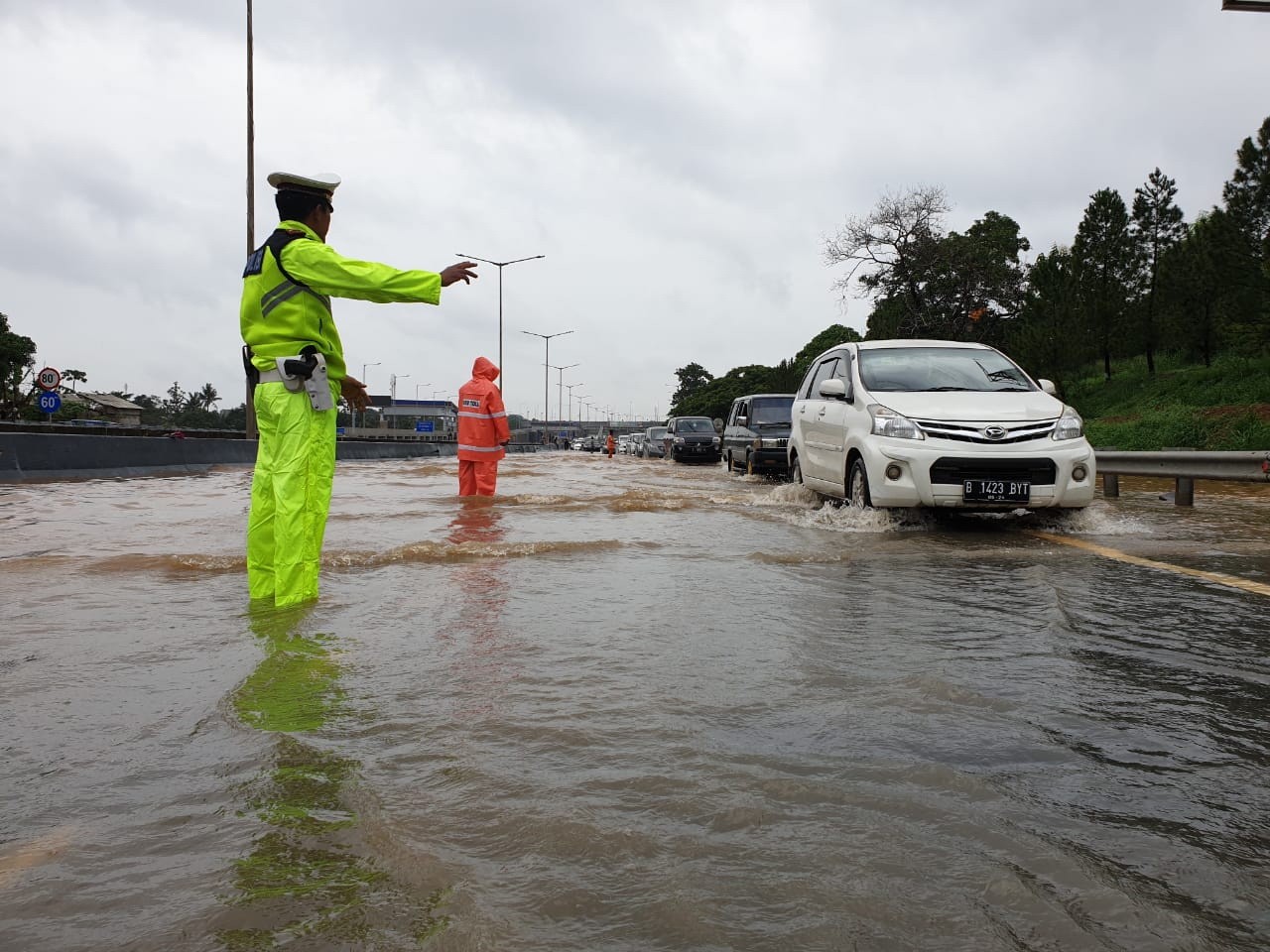 A traffic officer directs motorists at kilometer 8 of the Serpong toll road on Jan. 1, 2020. JP/R Berto Wedhatama